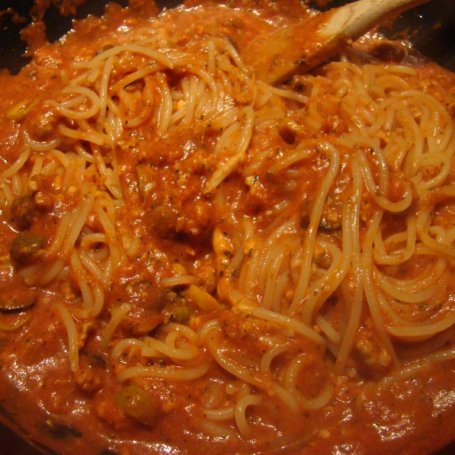 Krok 9 - Spagetti z sosem pomidorowym z oliwkami, kaparami i mozarellą  foto