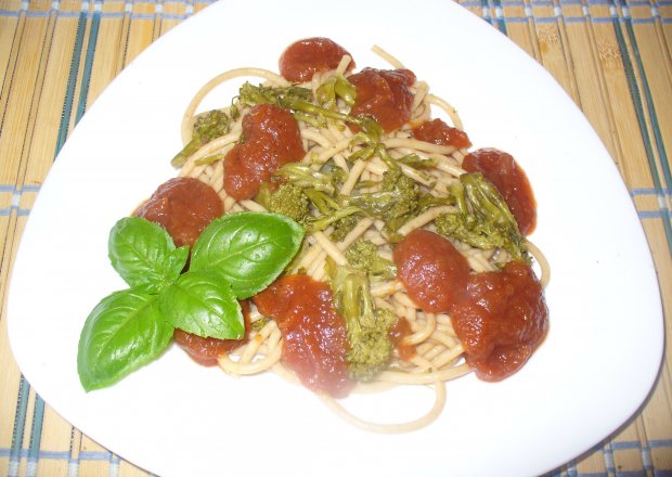 Fotografia przedstawiająca Spagetti z sosem pomidorowym