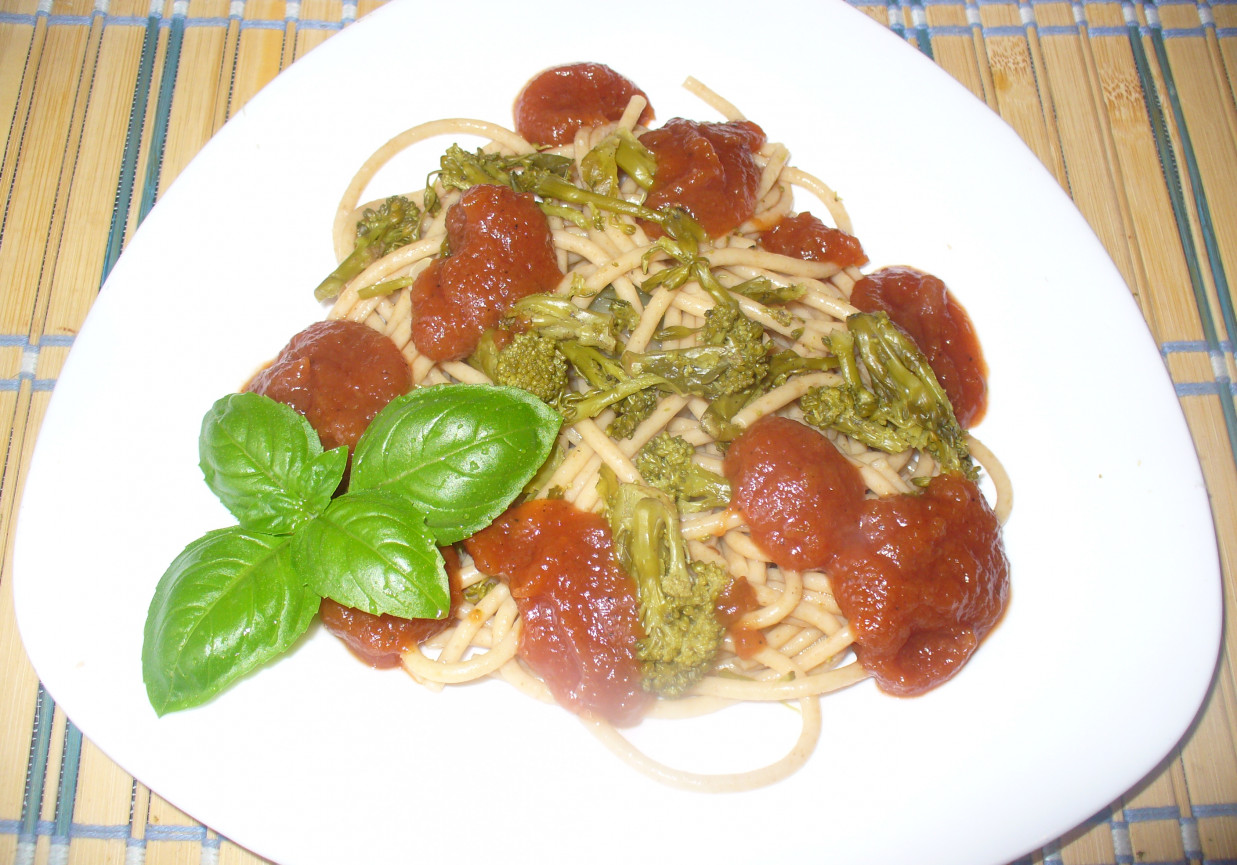 Spagetti z sosem pomidorowym foto
