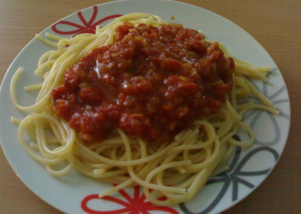 Fotografia przedstawiająca Spagetti z sosem pomidorowym