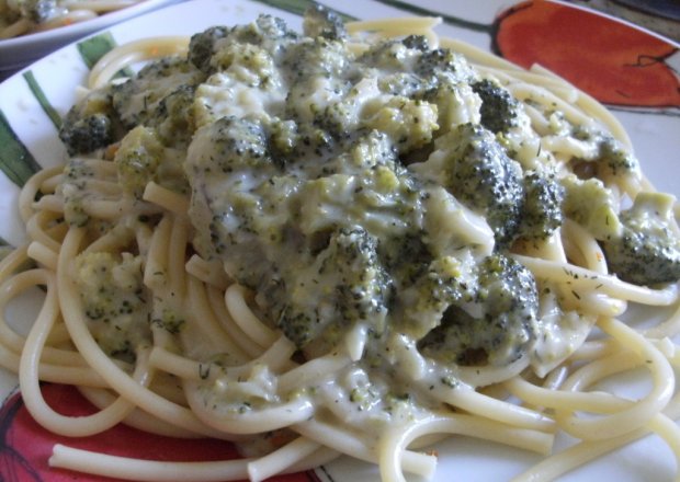 Fotografia przedstawiająca Spagetti z sosem serowo - brokułowym