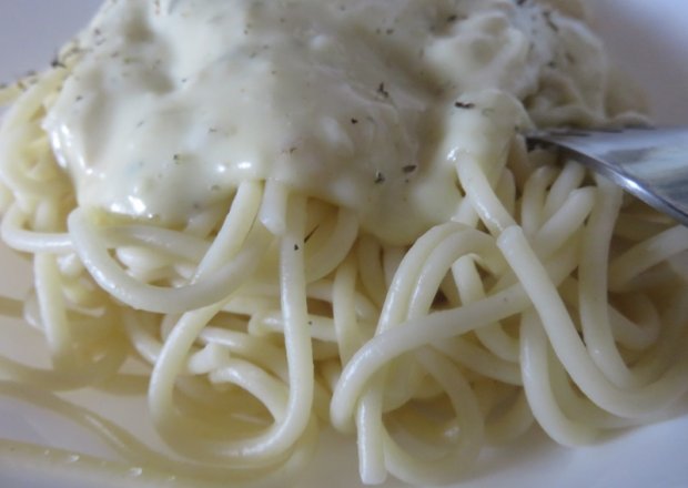 Fotografia przedstawiająca spagetti z sosem z serków topionych
