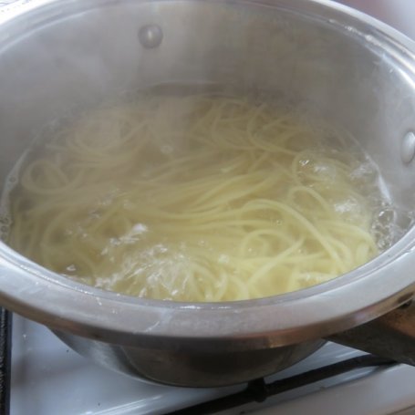 Krok 4 - spagetti z sosem z serków topionych foto