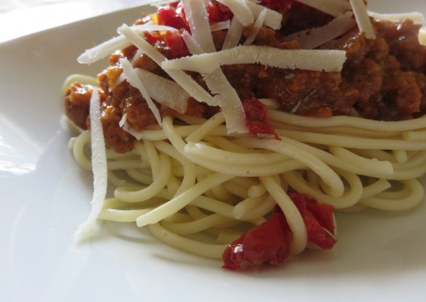 Fotografia przedstawiająca spagetti z suszonymi pomidorami