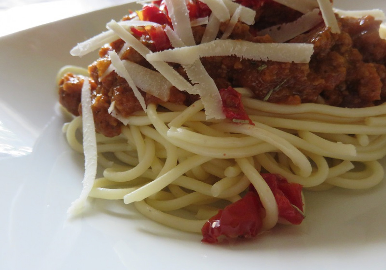 spagetti z suszonymi pomidorami foto