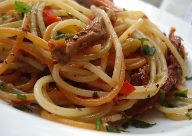 Fotografia przedstawiająca Spagetti z suszonymi pomidorami