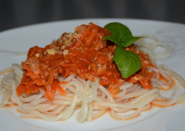 Fotografia przedstawiająca Spagetti z tuńczykiem i marchewką