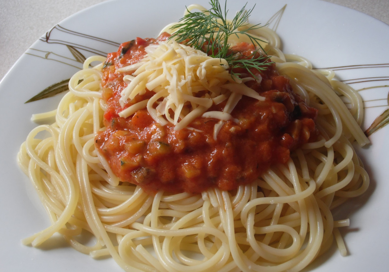 Spagetti z warzywnym sosem foto