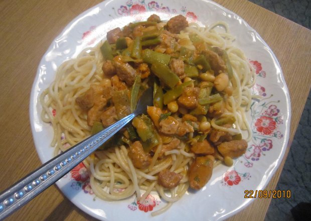 Fotografia przedstawiająca Spagetti z wieprzowiną i fasolą szparagową