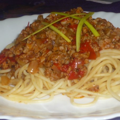 Krok 6 - Spagetti z wieprzowiną mieloną w pomidorowym sosie foto