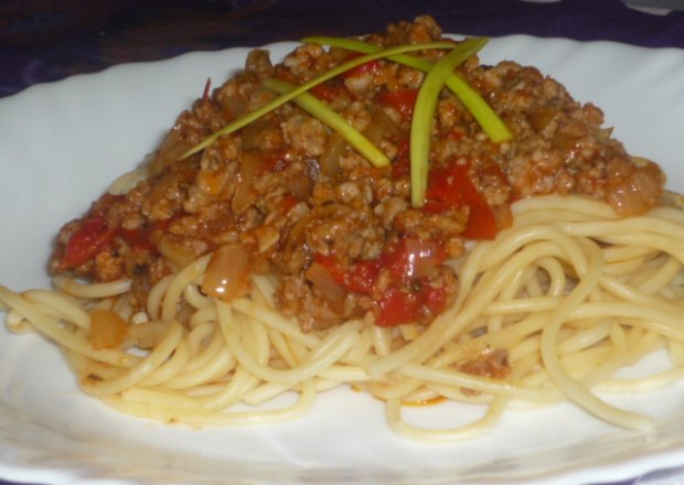 Fotografia przedstawiająca Spagetti z wieprzowiną mieloną w pomidorowym sosie