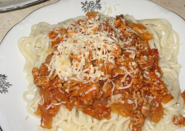 Fotografia przedstawiająca Spagetti z zółtym serem