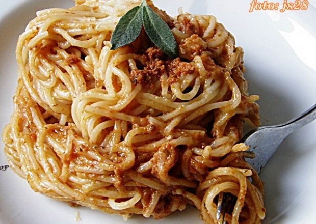 Fotografia przedstawiająca spaghetii z pesto rosso