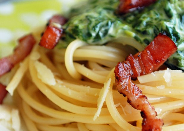 Fotografia przedstawiająca Spaghetii ze szpinakiem i gorgonzolą