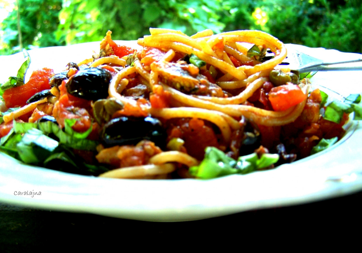spaghett z pomidorami, anchois, oliwkami i kaparami foto