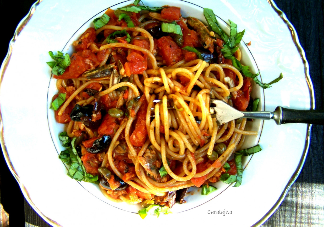 spaghett z pomidorami, anchois, oliwkami i kaparami foto