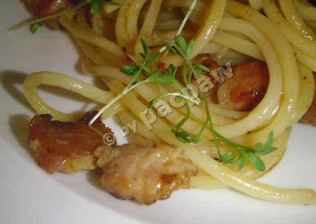 Fotografia przedstawiająca Spaghetti Aglio e olio e peperoncino z boczkiem