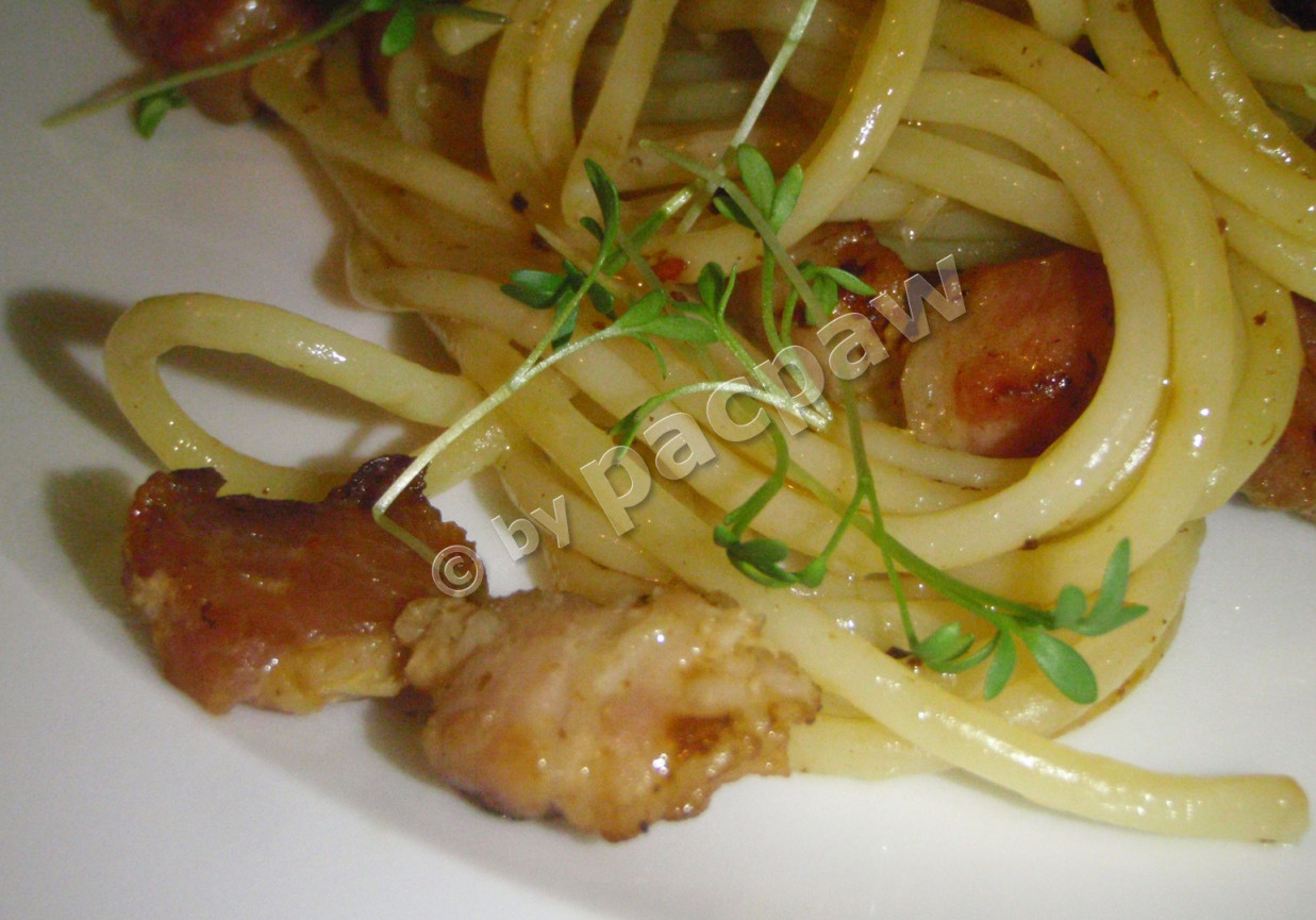 Spaghetti Aglio e olio e peperoncino z boczkiem foto