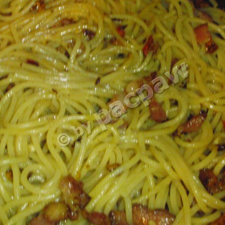 Krok 3 - Spaghetti Aglio e olio e peperoncino z boczkiem foto