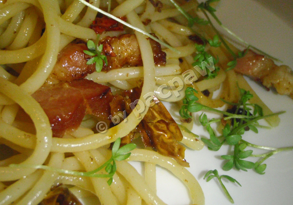 Spaghetti Aglio e olio e peperoncino z boczkiem foto