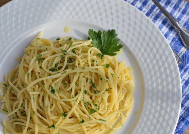 Fotografia przedstawiająca Spaghetti aglio e olio - z czosnkiem i oliwą