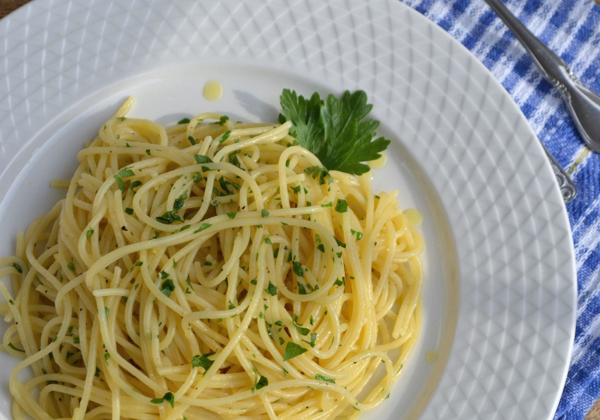 Spaghetti aglio e olio - z czosnkiem i oliwą foto