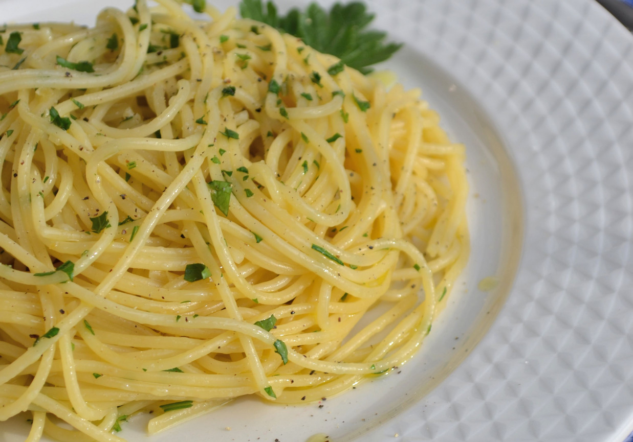 Spaghetti aglio e olio - z czosnkiem i oliwą foto