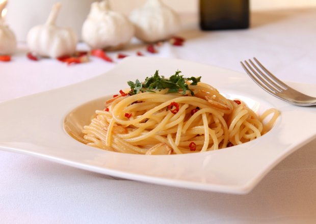 Fotografia przedstawiająca Spaghetti aglio, olio e peperoncino - Spaghetti z czosnkiem, oliwą i chili