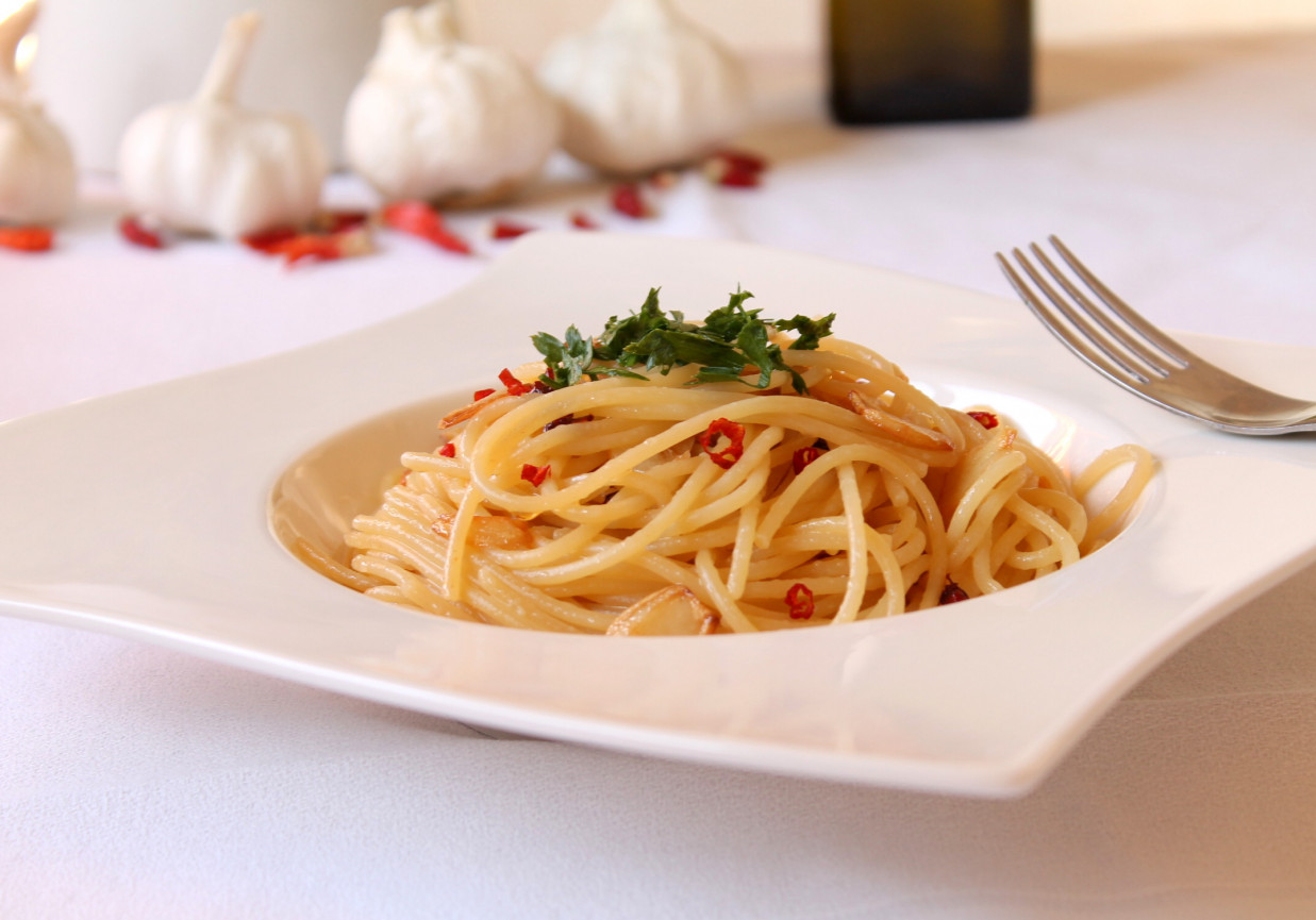 Spaghetti aglio, olio e peperoncino - Spaghetti z czosnkiem, oliwą i chili foto