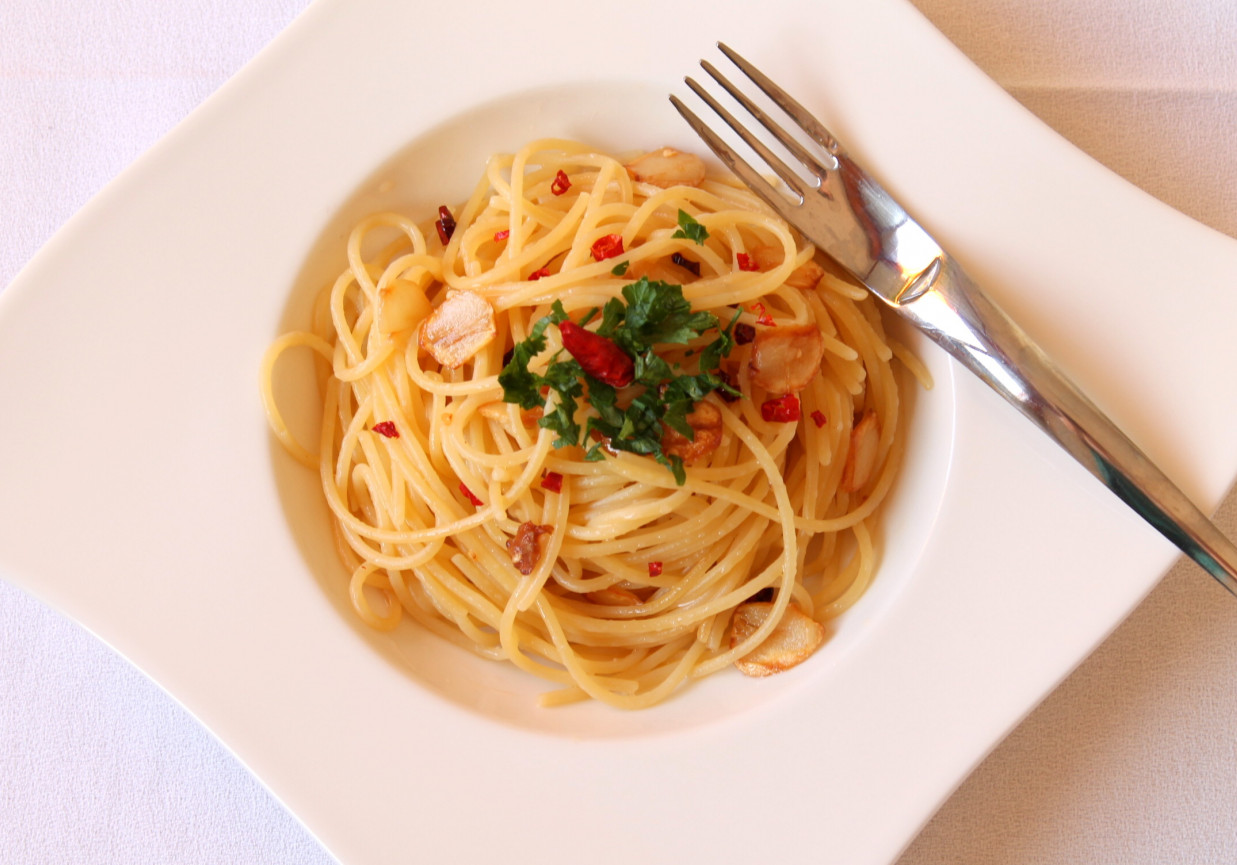 Spaghetti Aglio Olio E Peperoncino Spaghetti Z Czosnkiem Oliwa I Chili Doradcasmaku Pl