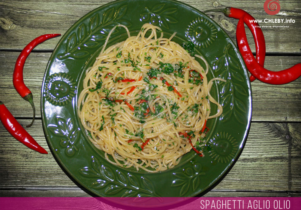 Spaghetti aglio olio e peperoncino foto