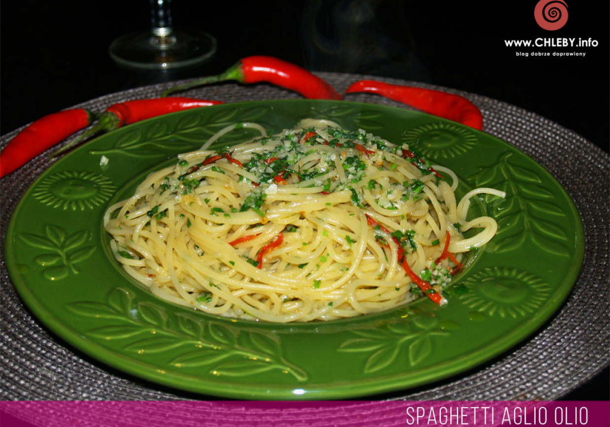 Spaghetti aglio olio e peperoncino foto