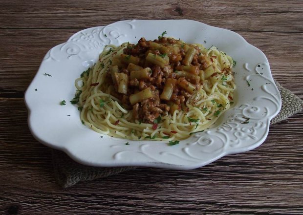 Fotografia przedstawiająca Spaghetti ala bolognese z fasolką szparagową