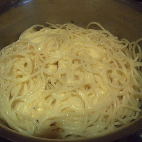 Krok 3 - Spaghetti a'la carbonara z pieczarkami foto