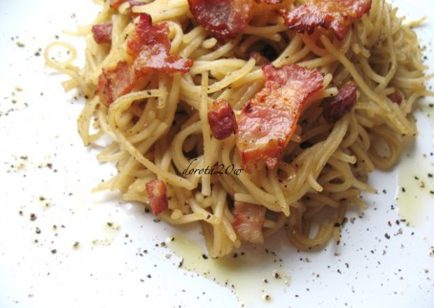 Fotografia przedstawiająca Spaghetti alla carbonara - bez śmietany, za to z winem
