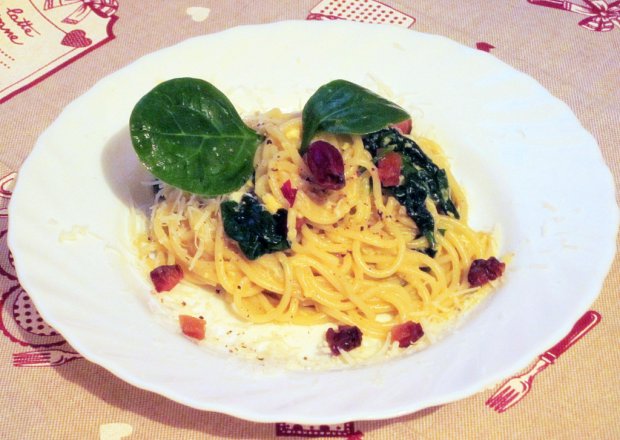 Fotografia przedstawiająca Spaghetti alla  carbonara ze szpinakiem