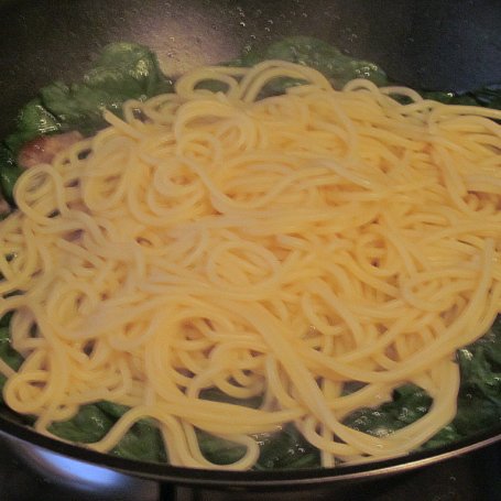 Krok 6 - Spaghetti alla  carbonara ze szpinakiem foto