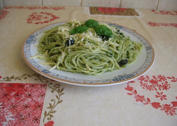 Fotografia przedstawiająca Spaghetti bazyliowe z oliwkami