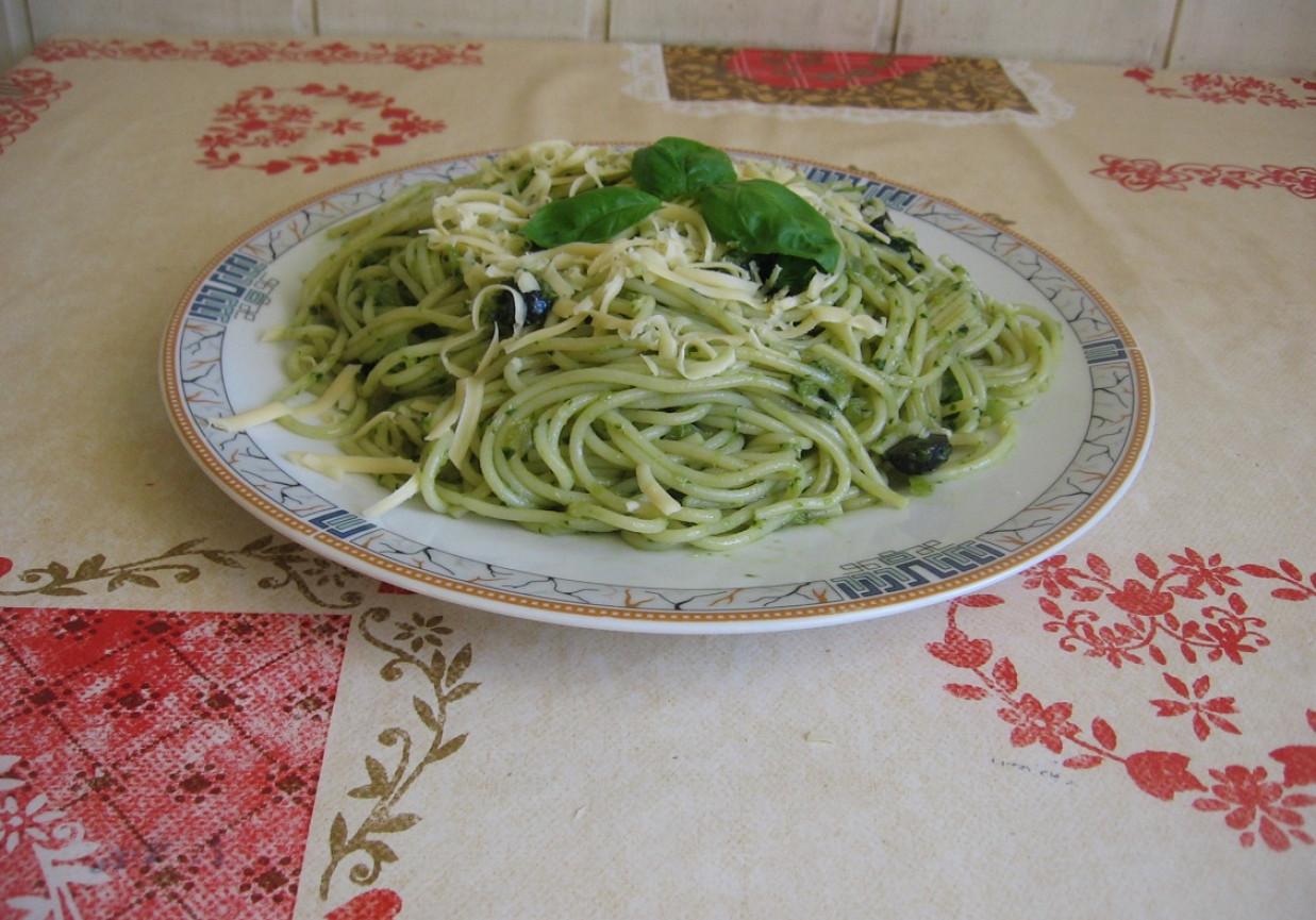 Spaghetti bazyliowe z oliwkami foto