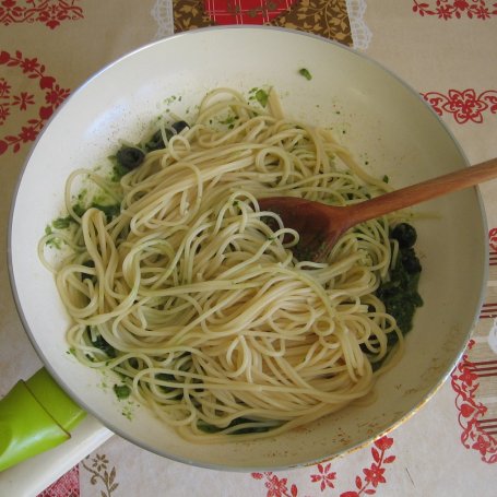 Krok 4 - Spaghetti bazyliowe z oliwkami foto