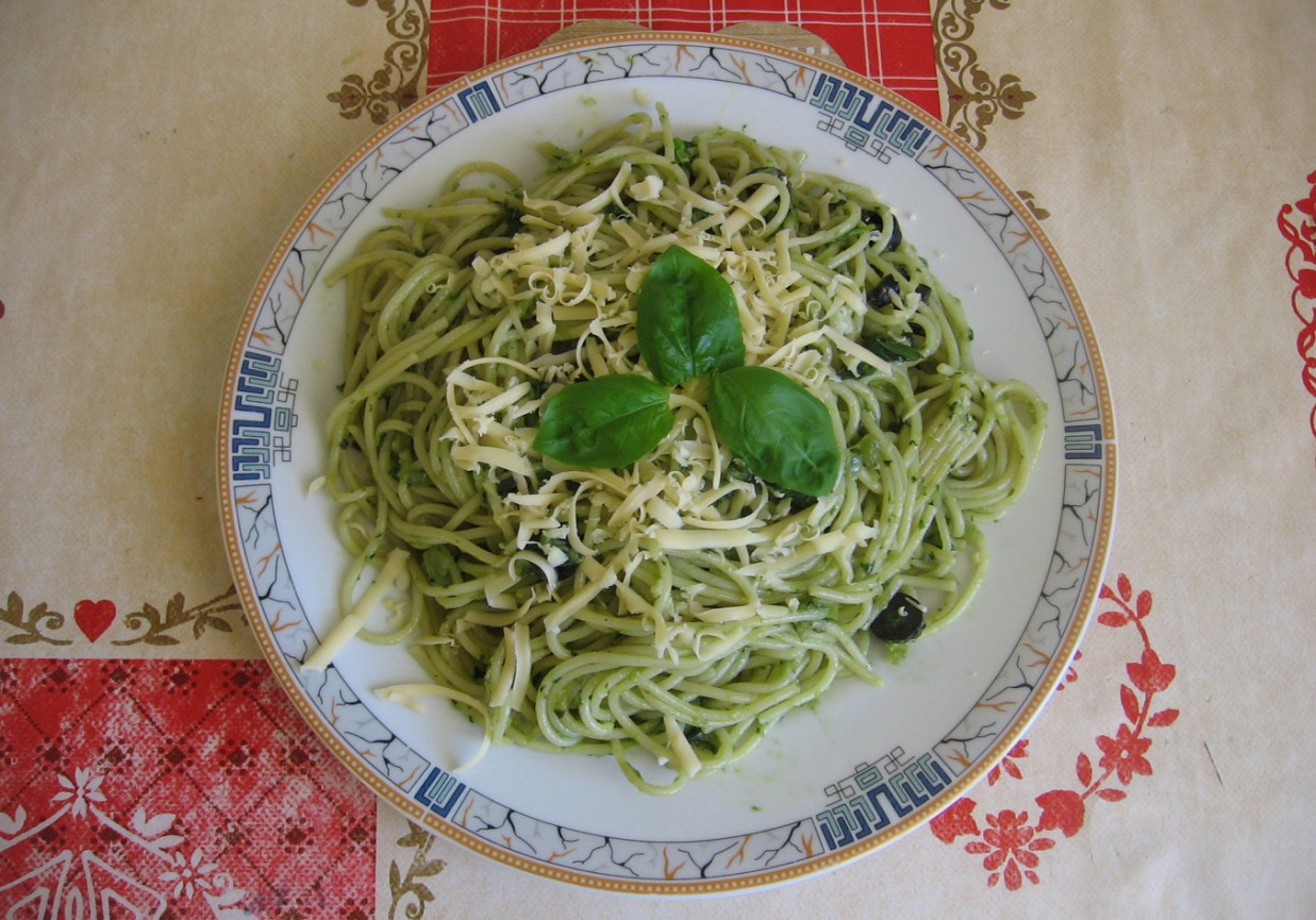 Spaghetti bazyliowe z oliwkami foto