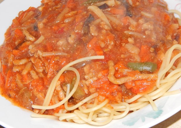 Fotografia przedstawiająca Spaghetti błyskawiczne z pieczarkami i marchewką