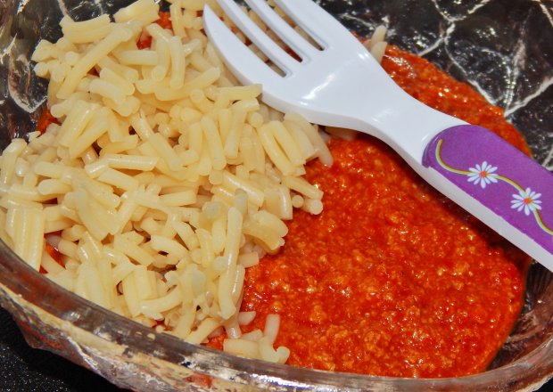 Fotografia przedstawiająca Spaghetti bolognese dla małego dziecka
