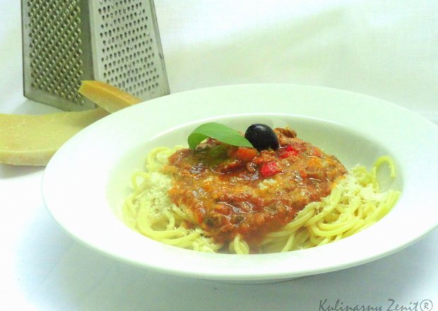 Fotografia przedstawiająca Spaghetti bolognese - makaron na szybko