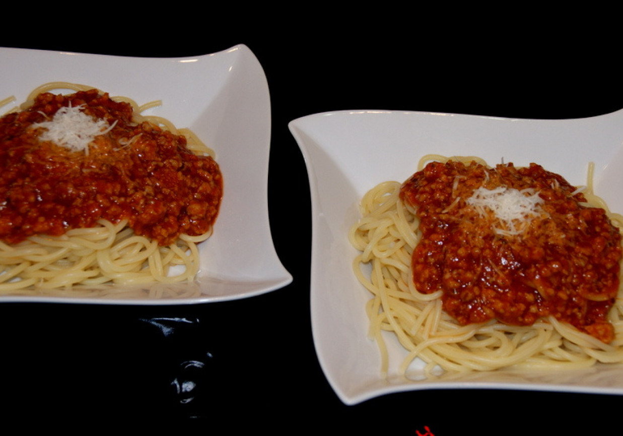 Spaghetti bolognese z chilli. foto