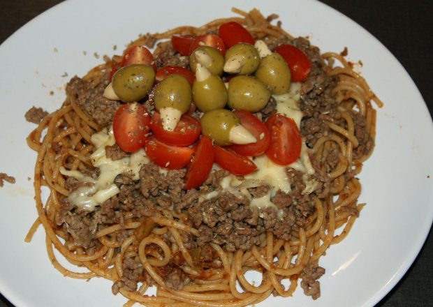 Fotografia przedstawiająca Spaghetti bolognese z czerwonym pesto