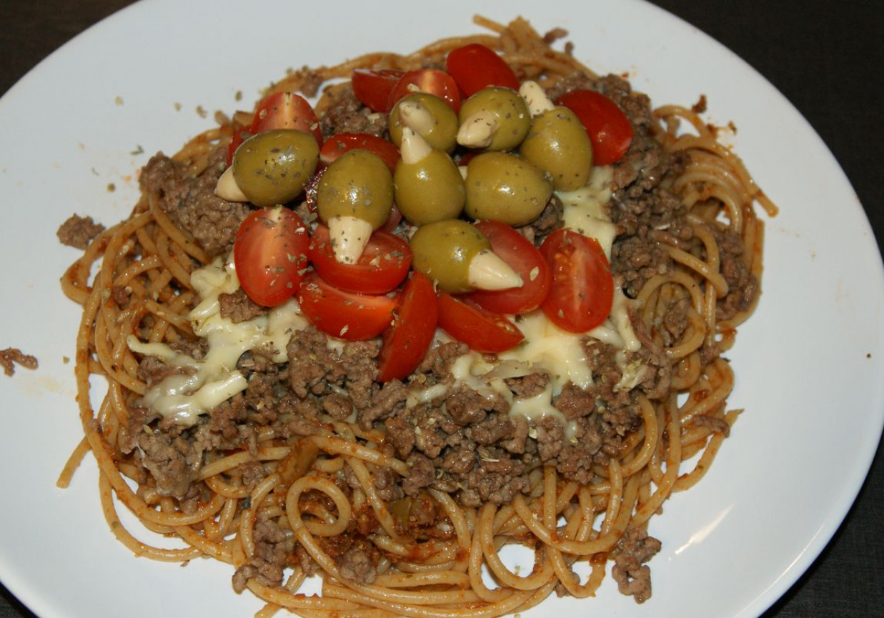 Spaghetti bolognese z czerwonym pesto foto