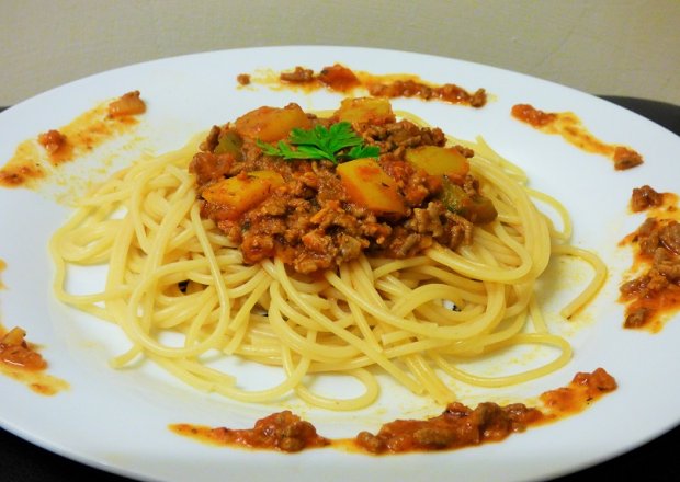 Fotografia przedstawiająca Spaghetti bolognese z dodatkiem papryki