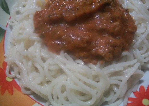 Fotografia przedstawiająca Spaghetti bolognese z drobiowymi pulpetami