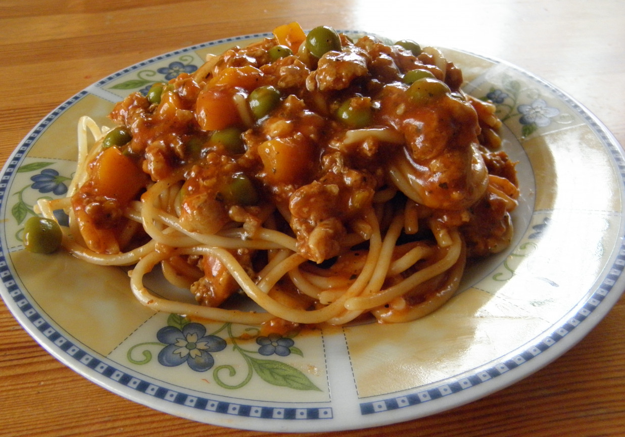 Spaghetti bolognese z groszkiem foto